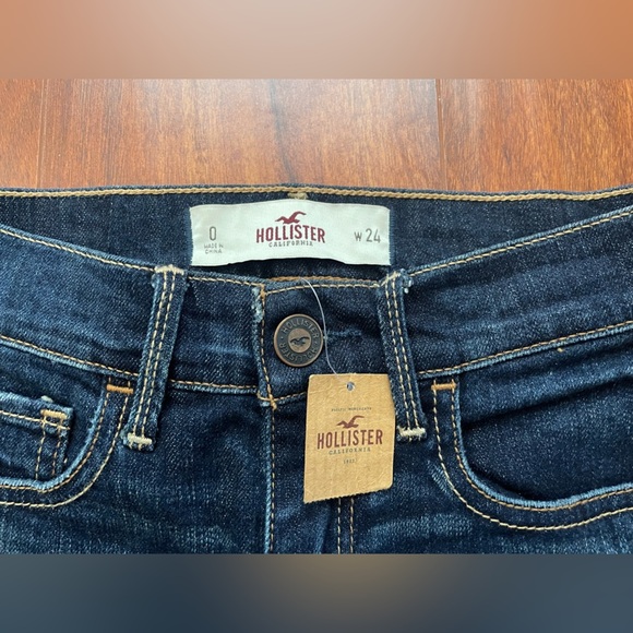 NWT Hollister Women's Distressed Dark Blue Jean Shorts Size 0 25 - Picture 2 of 3